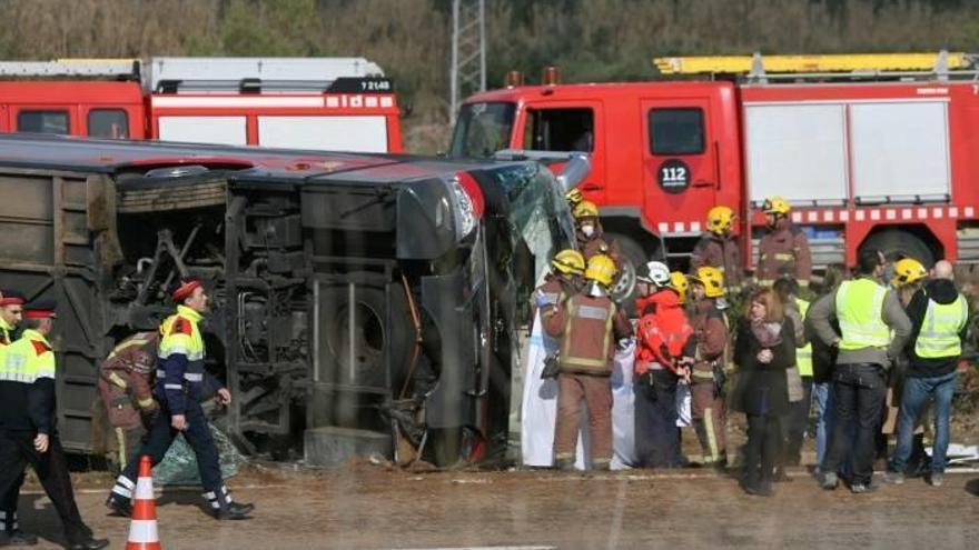 El autobús, que iba en sentido Barcelona, ha perdido el control, ha atravesado la mediana y ha volcado en sentido sur, colisionando con otro vehículo