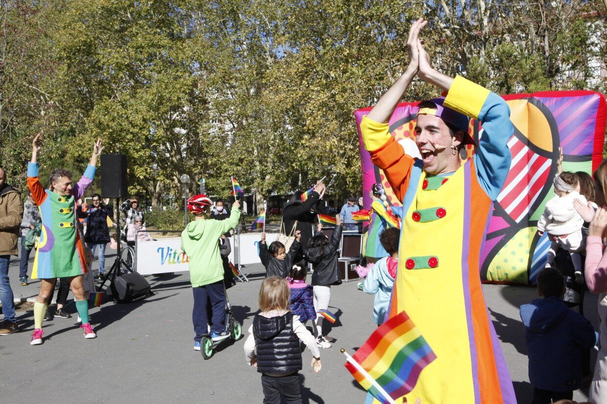En imágenes: éxito absoluto en la fiesta contra de la LGTBIfobia de la zona Gorbea de Vitoria