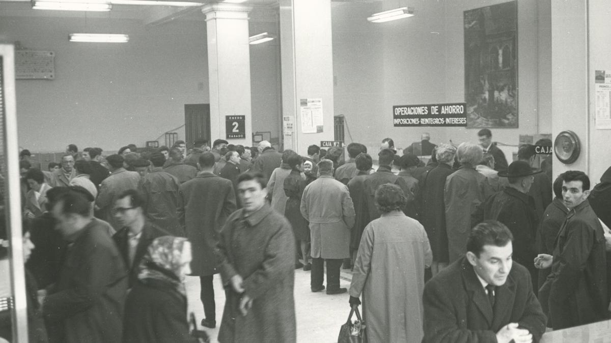 Clientes en el patio de operaciones de la sede central de la Caja Municipal de Vitoria haciendo sus gestiones, el 2 de enero de 1965.