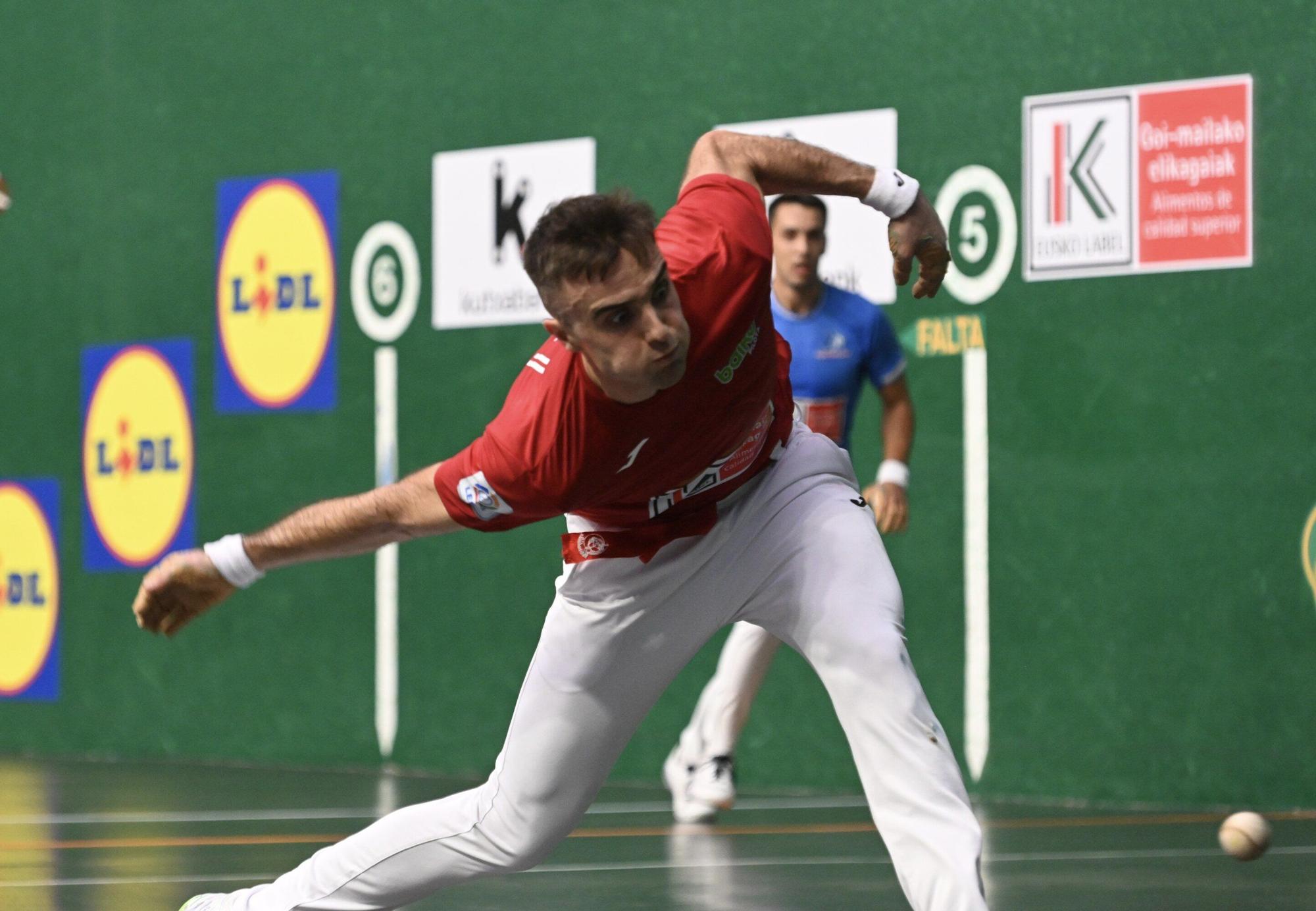 Javier Zabala vence a Jon Ander Peña en la segunda jornada de la liguilla de cuartos de final del Cuatro y Medio en Tolosa.