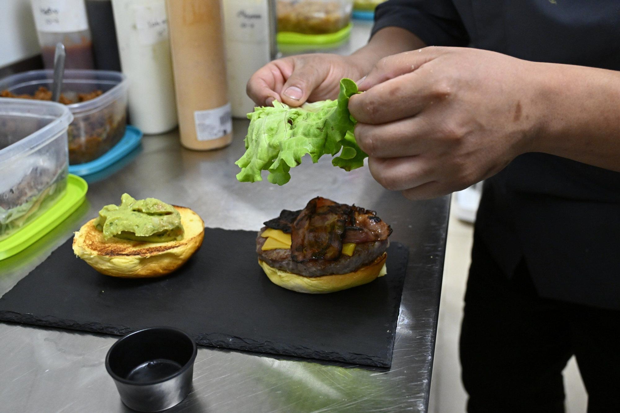 Colocando la lechuga.jpg