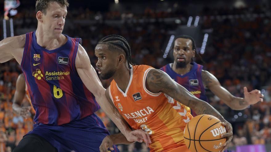 El Valencia desborda al Barça y empata la final antes de que se traslade al Palau