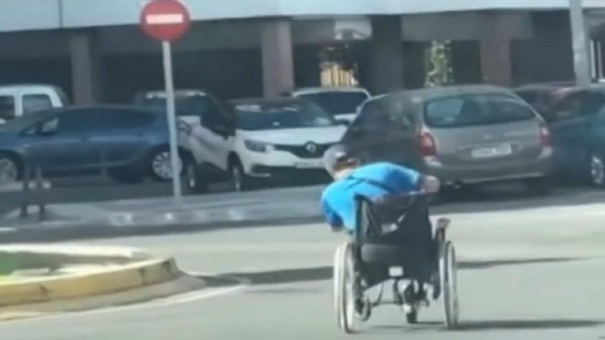 El vídeo viral del hombre en silla de ruedas que toma una rotonda a toda velocidad