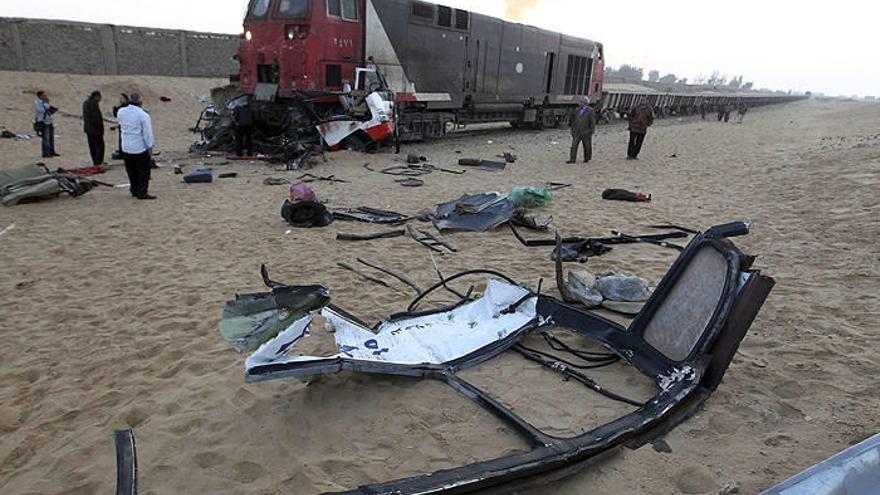 Al menos 24 muertos y 28 heridos al chocar un tren con un microbús y un coche en Egipto