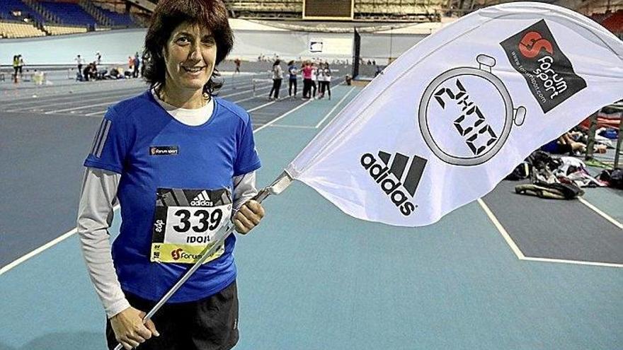 Idoia Esnaola, ayer en el velódromo con la banderola que llevará el domingo en la Behobia.