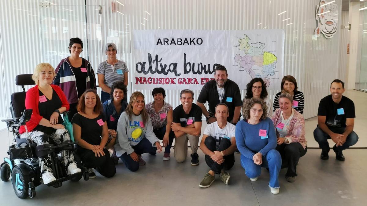Integrantes del movimiento ciudadano Altxa Burua Araba, impulsado por familias y profesionales comprometidos con el uso saludable de la tecnología entre menores.