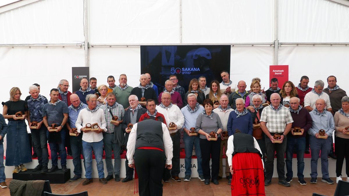 En el homenaje a las socias y socios jubilados de Sakana Group no faltó un aurresku de honor.