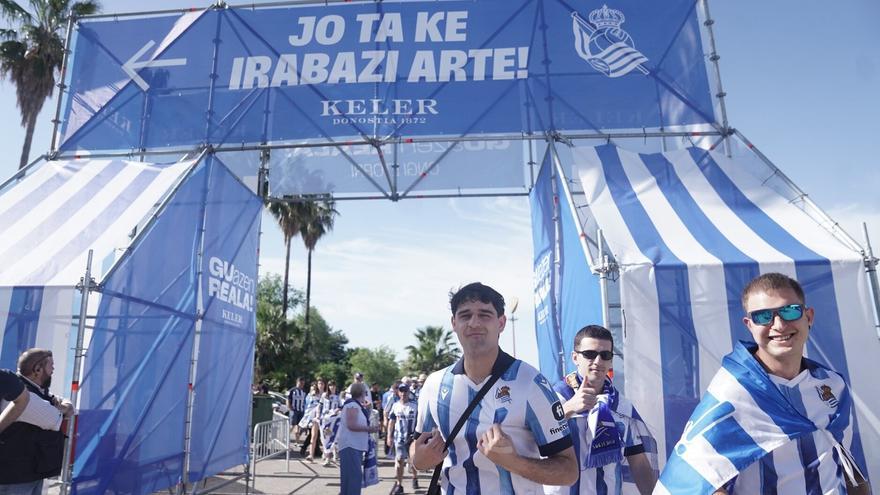 La Fan Zone de la Real ya está abierta: comienza la fiesta txuri-urdin en Sevilla