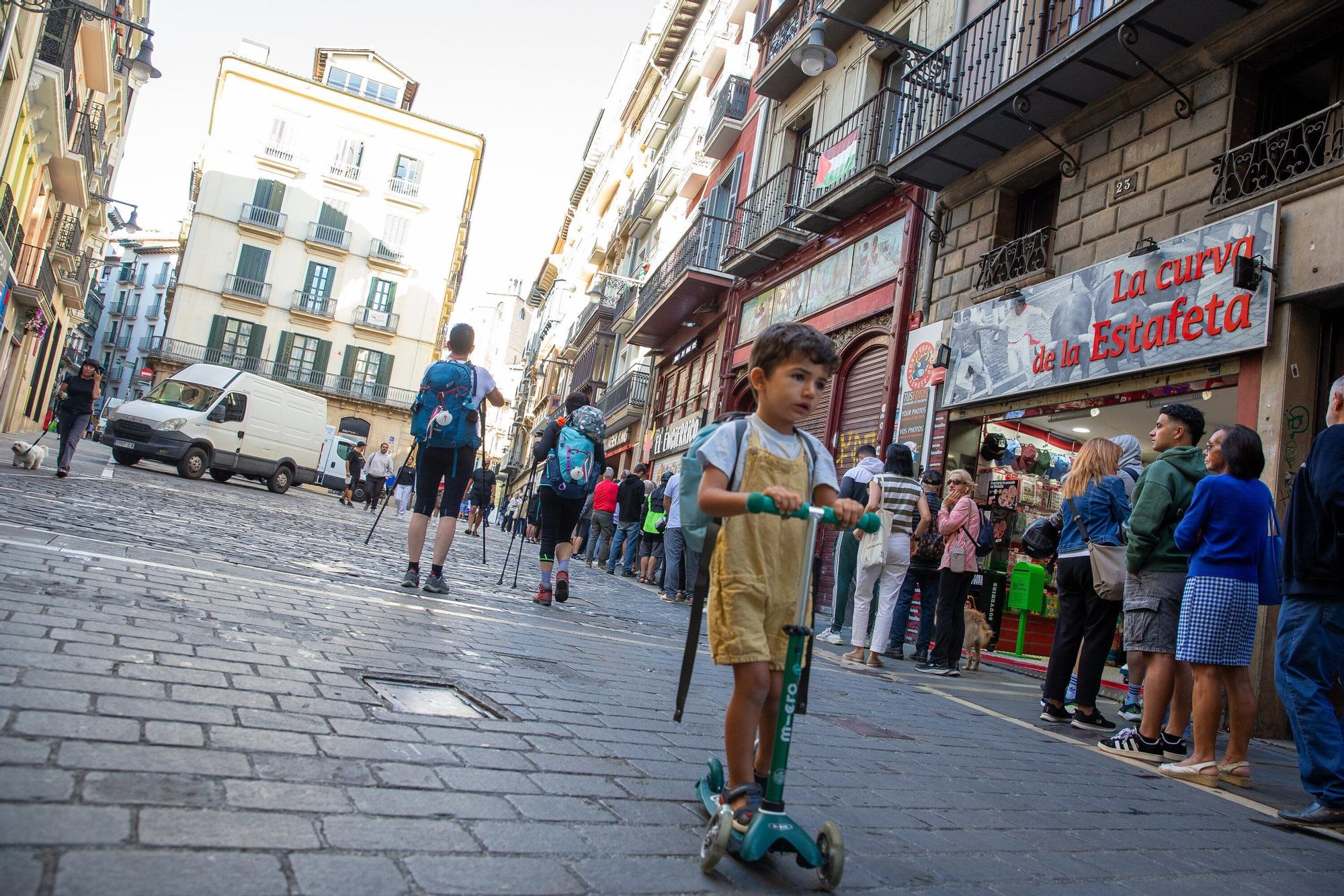 Colas para adquirir una de las 400 banderolas con el escudo de Pamplona