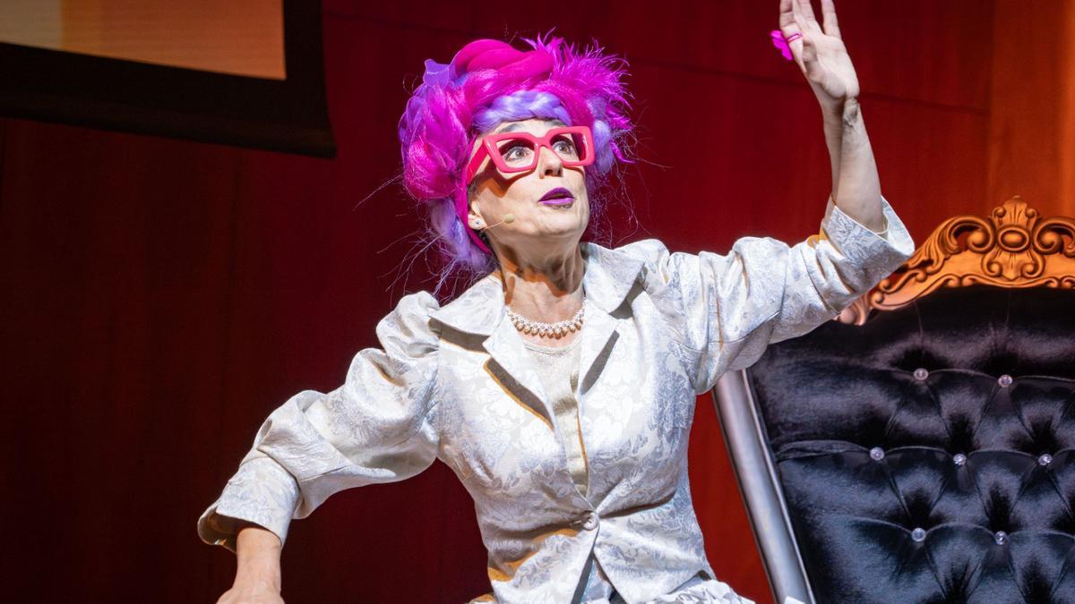 Belén Otxotorena, con vestuario de Edurne Ibáñez, en un momento del espectáculo.