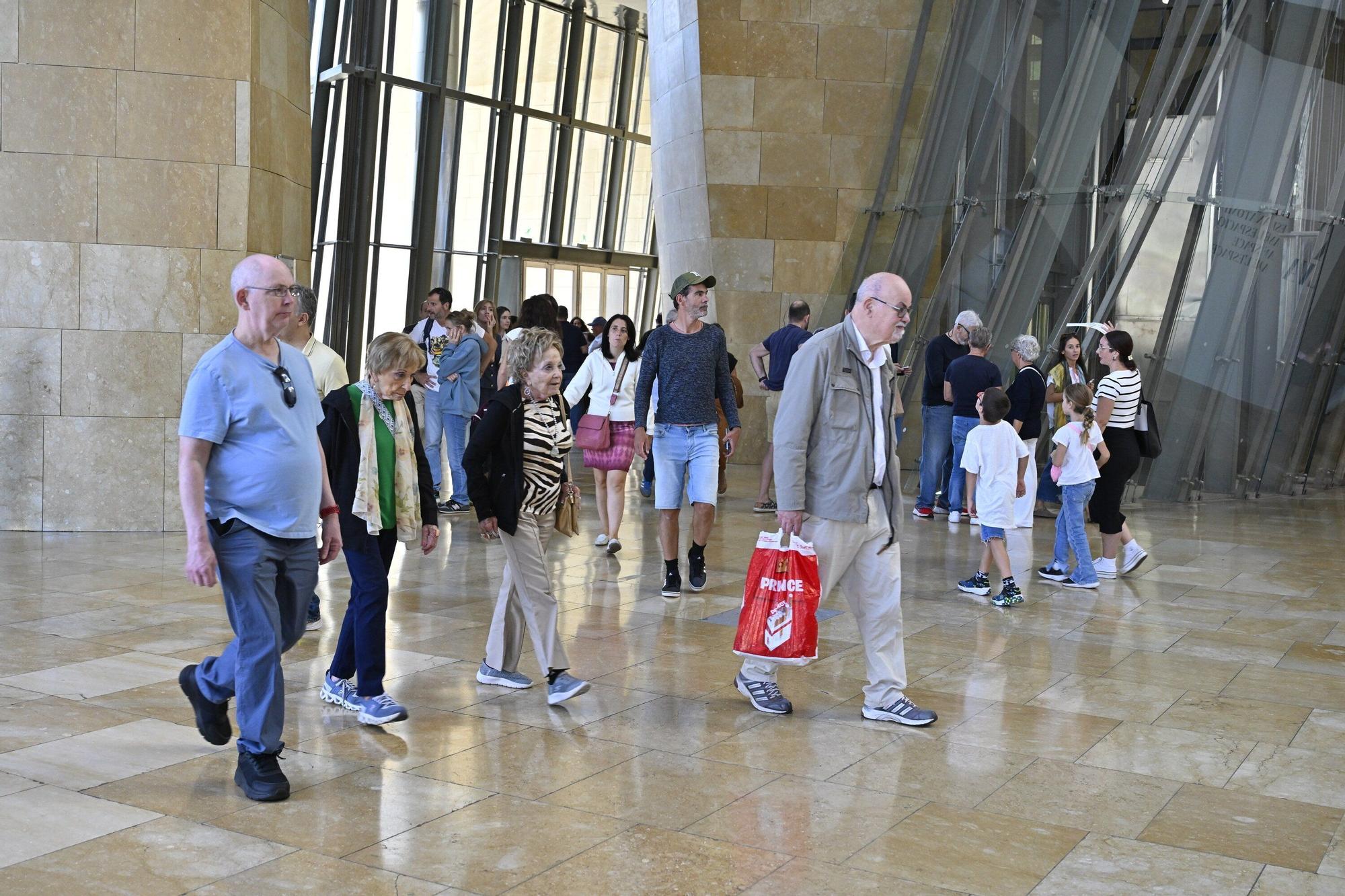 El Museo Guggenheim acoge a miles de visitantes en su 28º cumpleaños