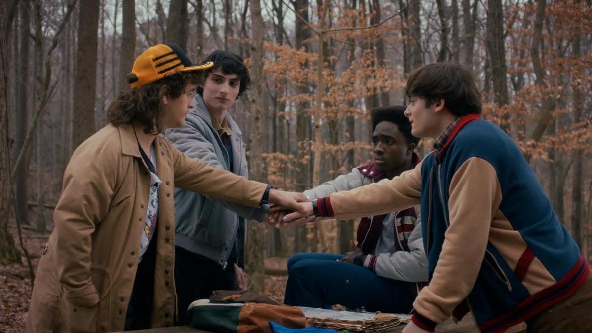 Los protagonistas de &#039;Stranger Things&#039; en una escena de la temporada final.