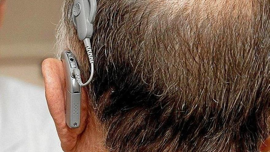 Un hombre con implante coclear.