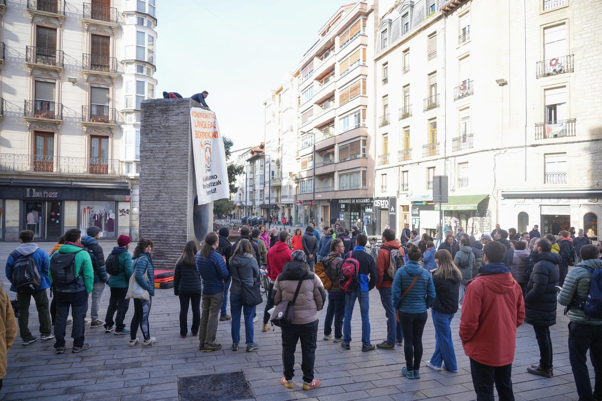 Los trabajadores de los rocódromos escalan 'La Mirada' para denunciar sus condiciones