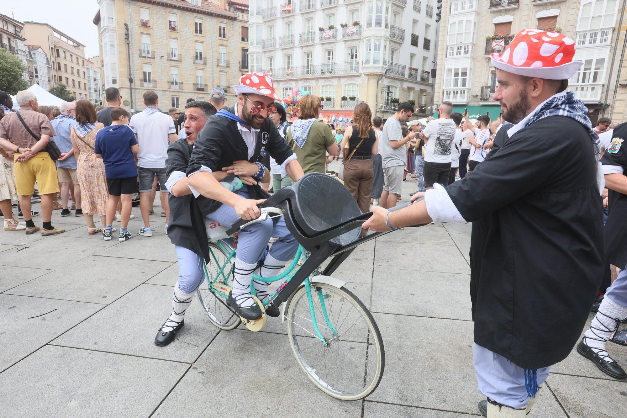En imágenes: La fiesta continúa en las calles de Gasteiz este 6 de agosto