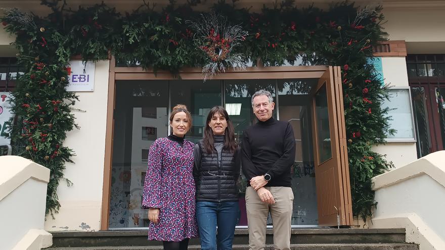 La florista Montse Villena crea, de forma altruista, una decoración en el colegio Patronato Santa Eulalia de Santurtzi