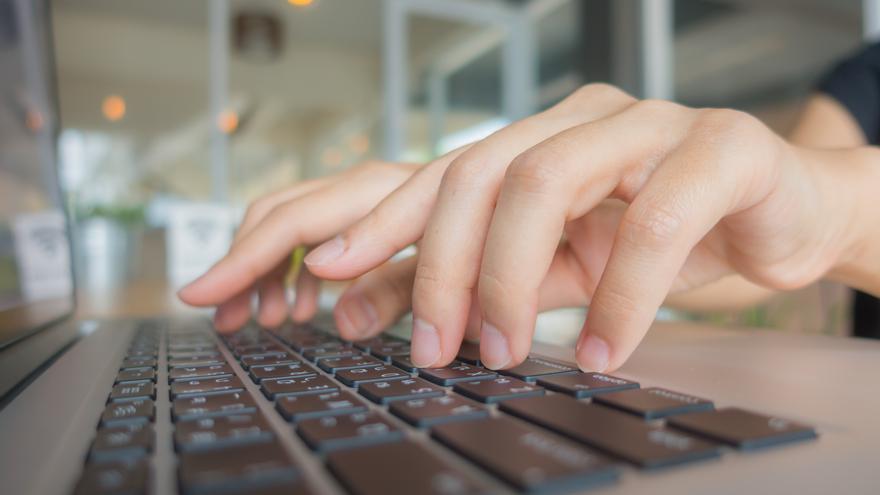 Condenada una administrativa de Osasunbidea por acceder más de 1.300 veces a expedientes clínicos de su hija y tres nietos