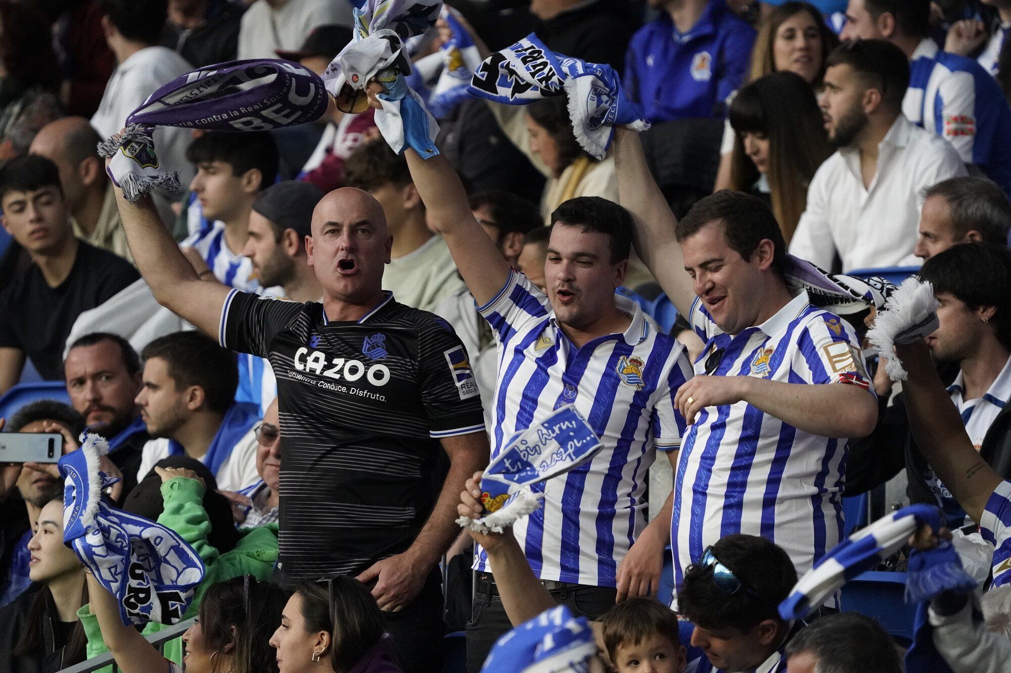 La afición txuri-urdin celebra la victoria en Anoeta.