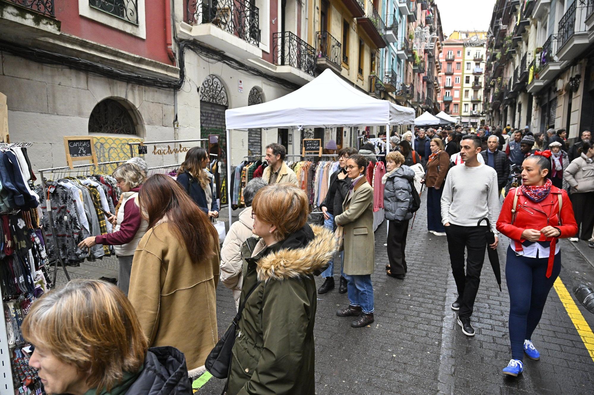 En imágenes: el mercado del Dos de Mayo se viste de Navidad
