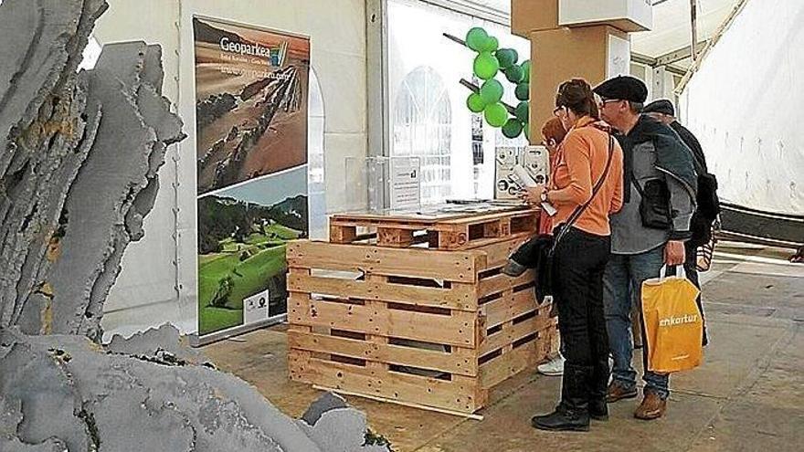El estand del Geoparque de la Costa Vasca.