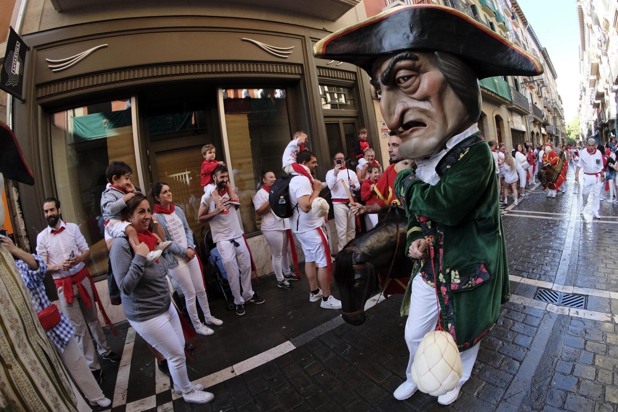 Comparsa de kilikis, cabezudos y gigantes en San Fermín 2022