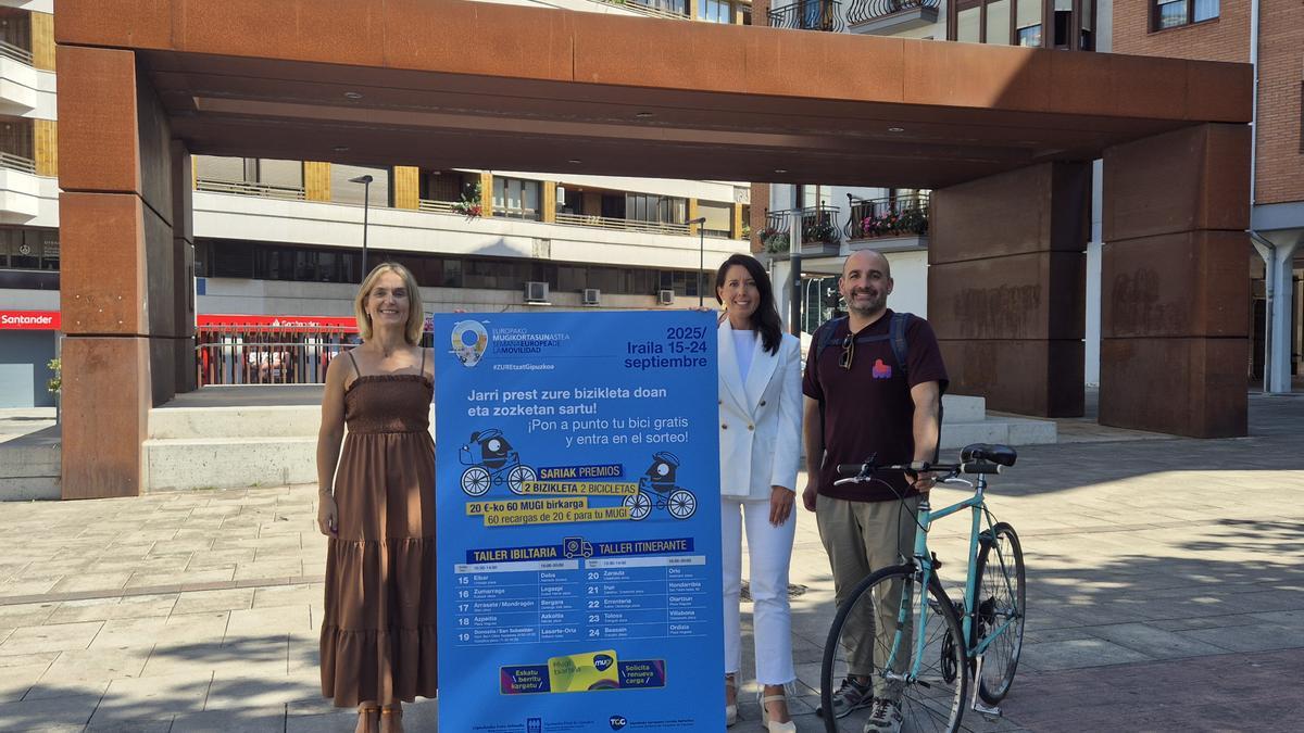 Artola, Domínguez y Ezenarro presentando la campaña en Beasain.