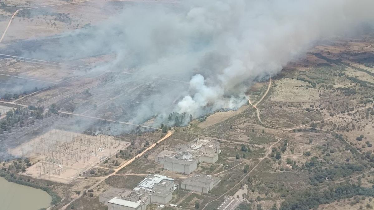 Incendio forestal de pasto localizado en el término municipal de Valdecaballeros (Badajoz)