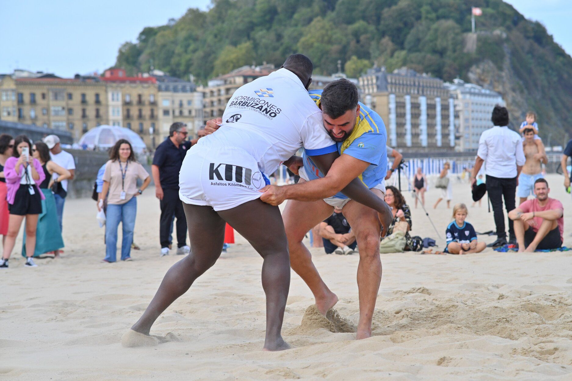 Espectacular exhibición de lucha canaria en la playa de la Zurriola