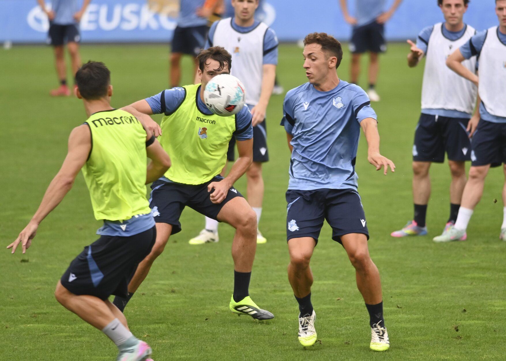 Olasagasti, sin peto, durante el entrenamiento de este lunes con la Real en Zubieta.