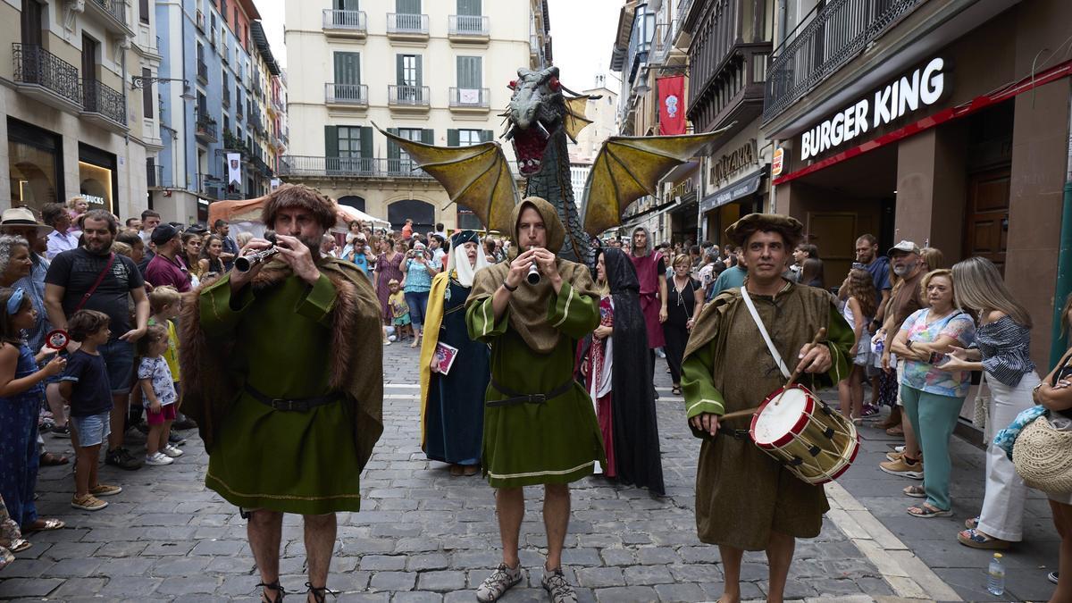 El desfile fue armonizado por melodías medievales.