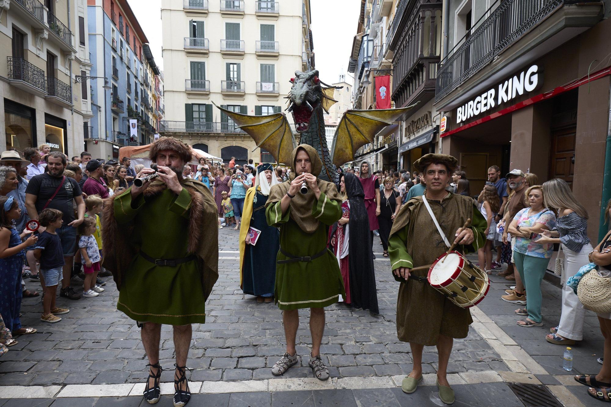 Fotos de la ceremonia de coronación de Carlos III, rey que unificó los tres burgos de Pamplona