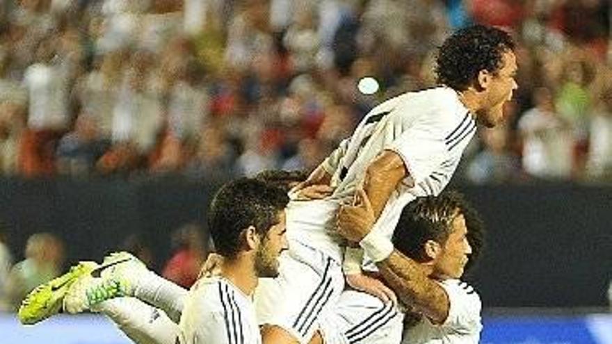 El jugador del Real Madrid Cristiano Ronaldo celebra con sus compañeros después de anotar ante el Chelsea durante la final de la &#039;Guinness International Champions Cup&#039; en el Sun Life Stadium en Miami (EE.UU.).