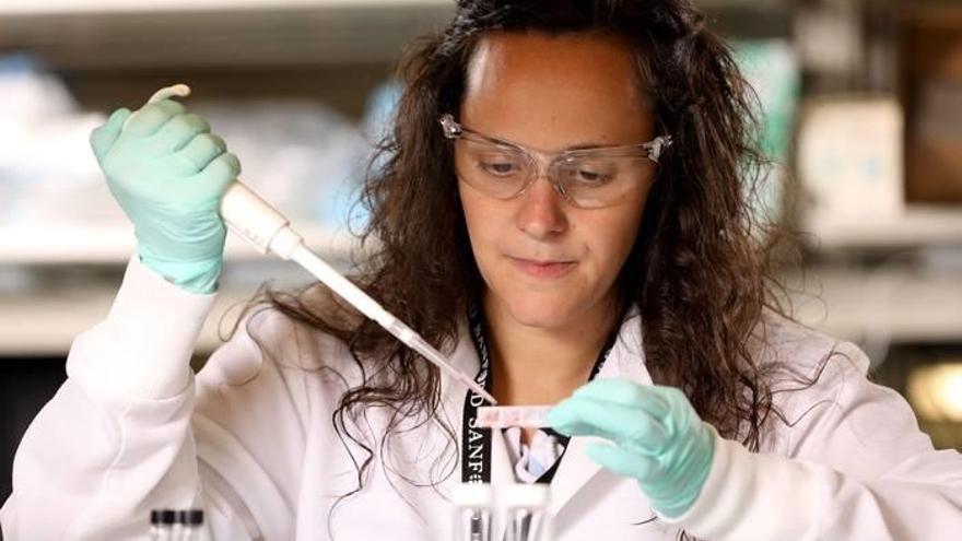 Fotografía sin fecha cedida por la investigadora española Pilar de la Puente, donde aparece trabajando en el Centro de Investigaciones Sandfor en Dakota del Sur.
