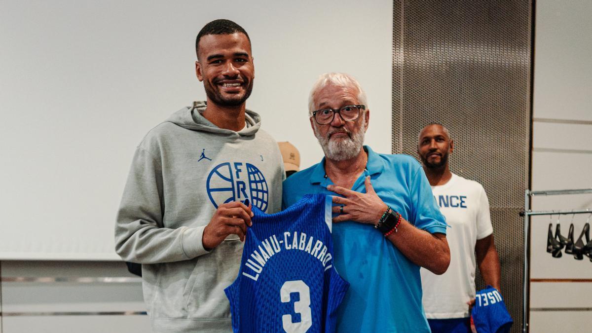 Luwawu-Cabarrot muestra su camiseta durante la concentración de Francia para el Europeo