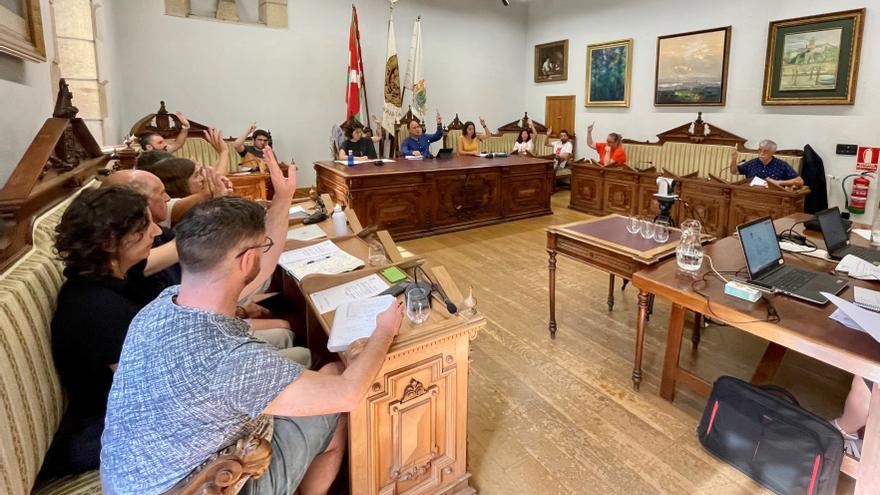 Hondarribiko Udalak turista taldeak mugatzeko araudia behin betiko onartu du