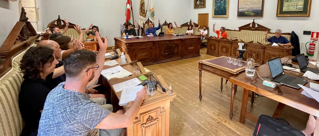 Hondarribiko Udalak turista taldeak mugatzeko araudia behin betiko onartu du