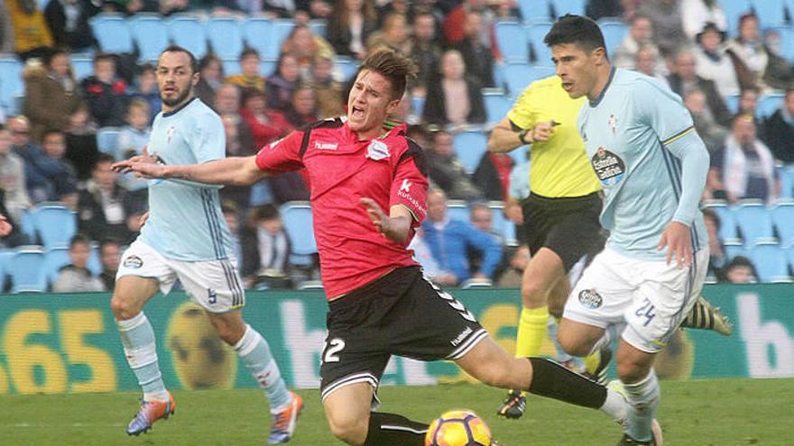 Facundo Roncaglia (d) roba un balón a Vigaray en un Celta-Alavés.