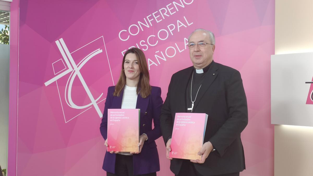 El secretario general de la CEE, Francisco César García Magán y la directora de la Oficina de Transparencia, Esther Martín.