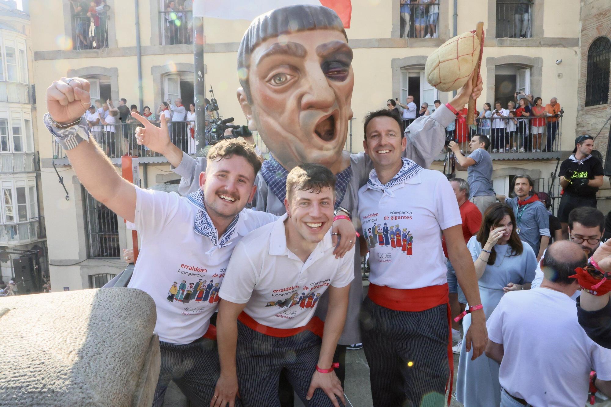 En imágenes: Vitoria sale a la calle a celebrar La Blanca tras el txupinazo