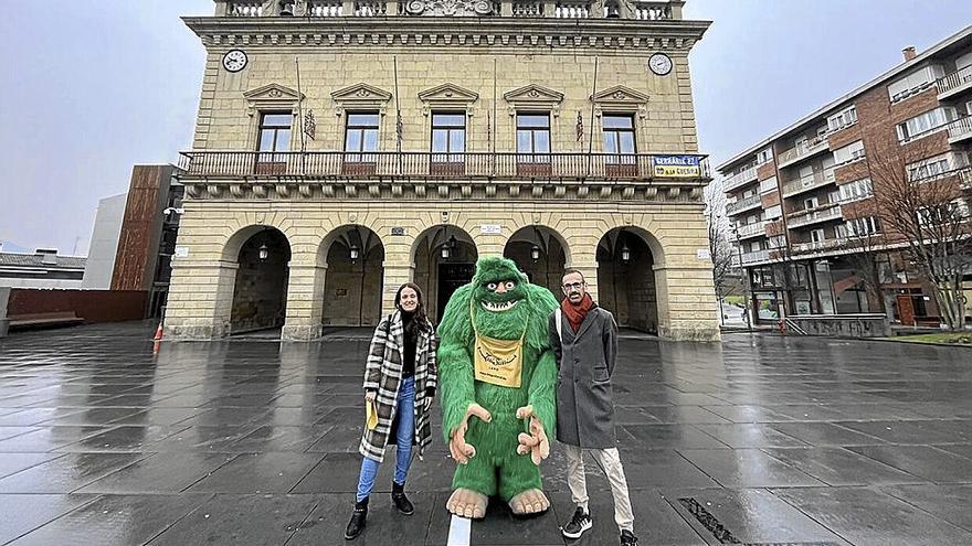 Irati Redondo y  Santi Jiménez, técnica y delegado de Juventud, junto a la mascota de Irrisarri Land.  | FOTO: N.G.