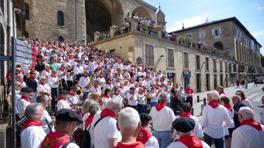 En imágenes: Los auroros despiertan a Vitoria con sus canciones