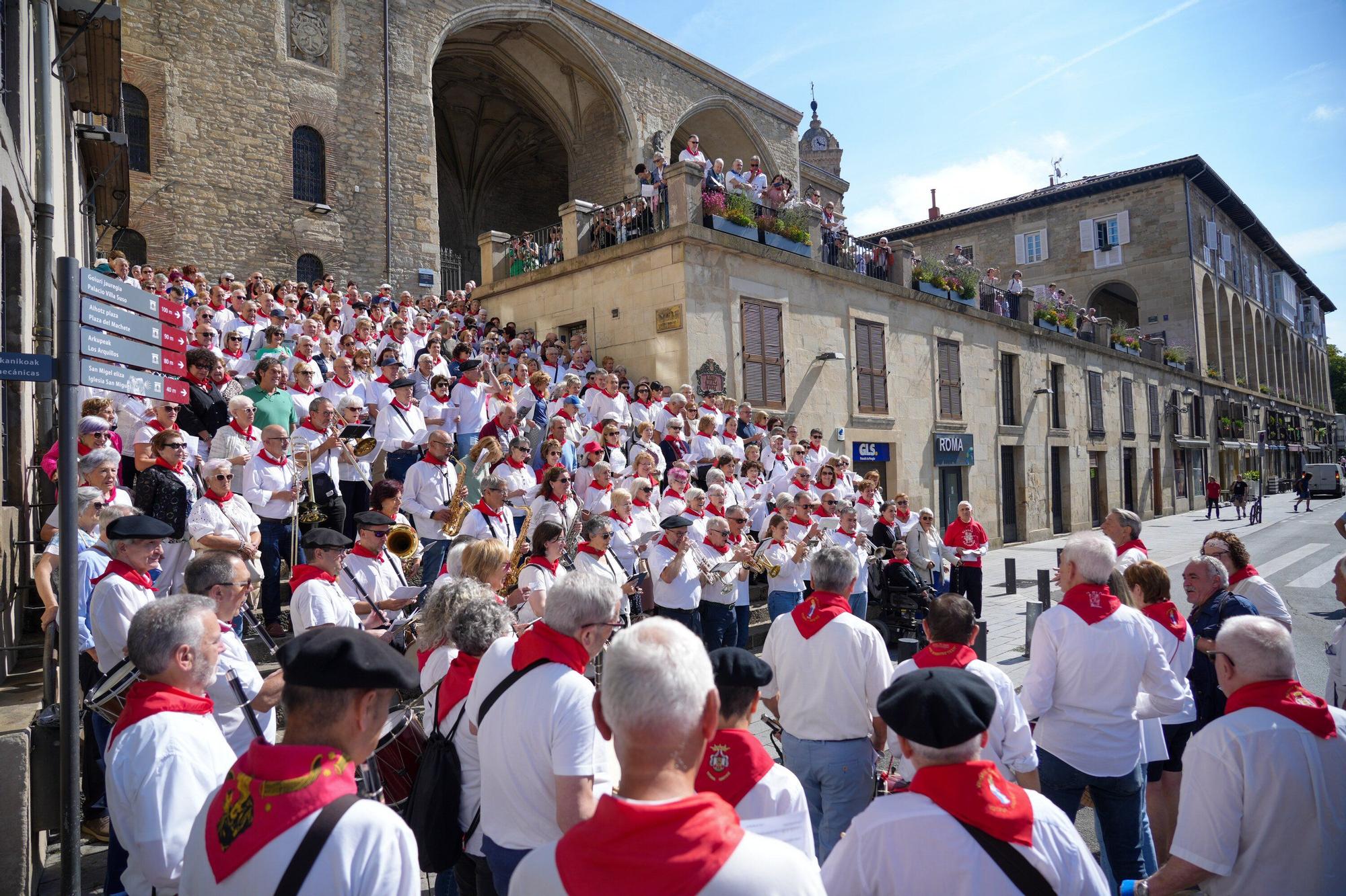 En imágenes: Los auroros despiertan a Vitoria con sus canciones