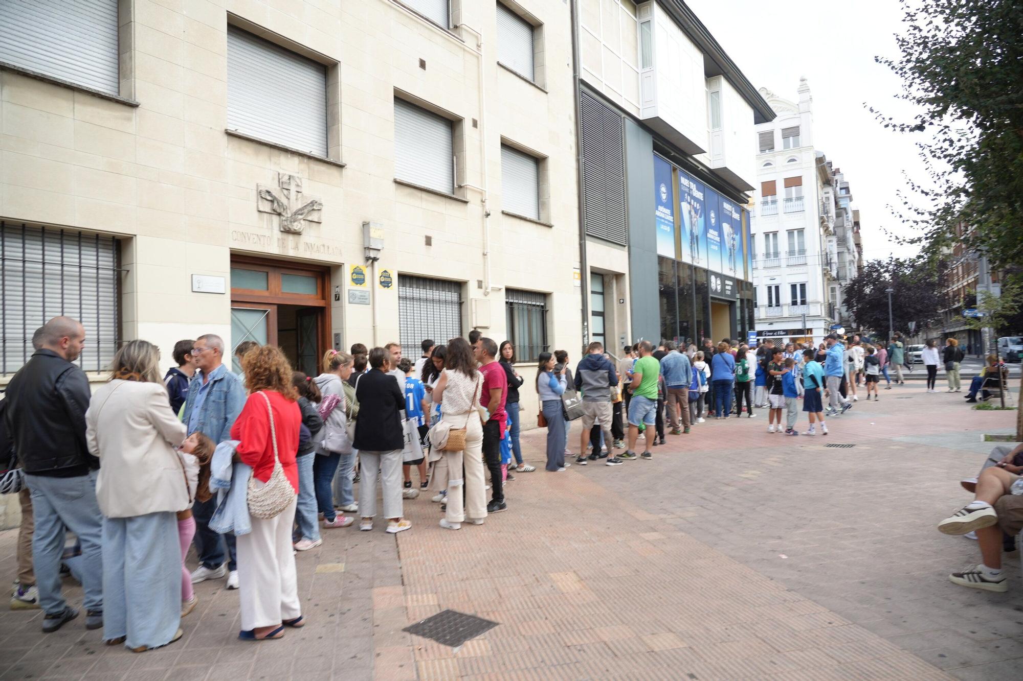 En imágenes: Firma de autógrafos para desbordar Vitoria-Gasteiz de ilusión albiazul