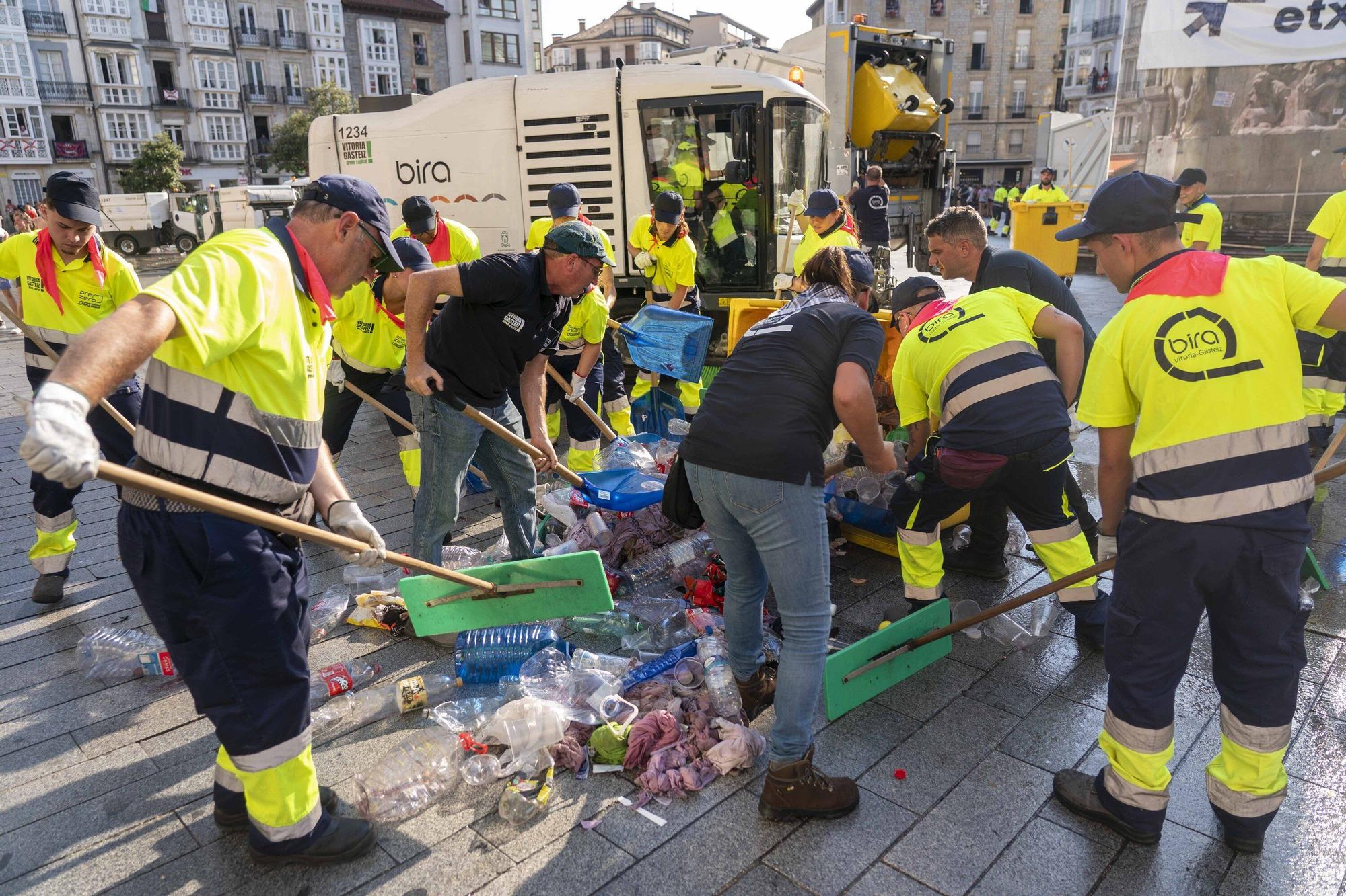 En imágenes: Los servicios de limpieza retiran la basura del txupinazo