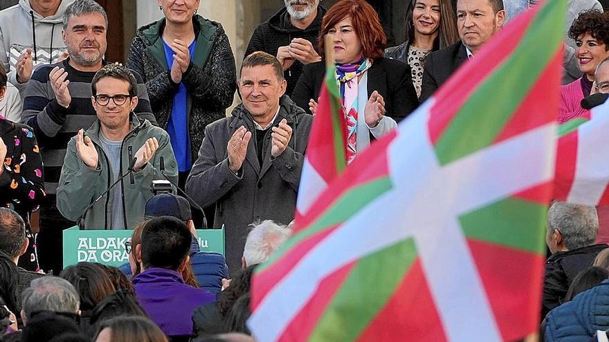 Pello Otxandiano y Arnaldo Otegi, en el nutrido acto de cierre de campaña en Bilbao.