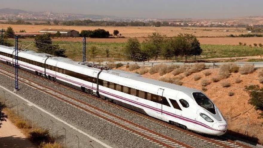 Una unidad del tren de alta velocidad Oaris construido por CAF circulando en pruebas por la línea Madrid-Sevilla.