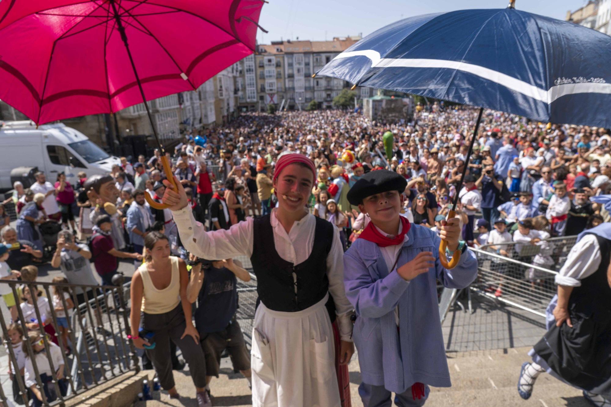 En imágenes: Edurne y Celedón Txiki abarrotan un año más la plaza de la Virgen Blanca