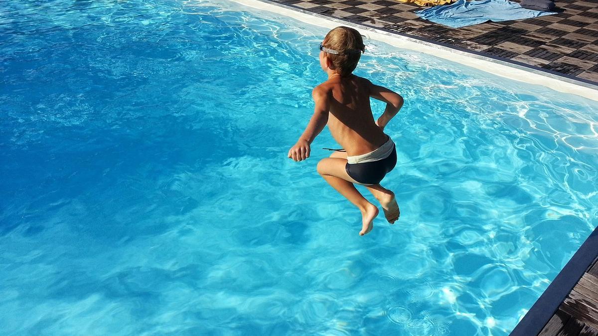 Imagen de archivo de una piscina.