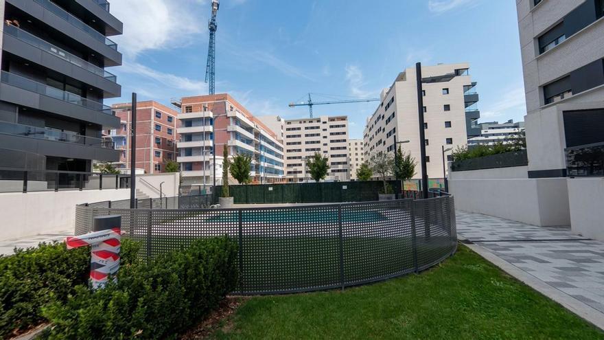 La enorme diferencia de precio al comprar un piso con piscina en Pamplona