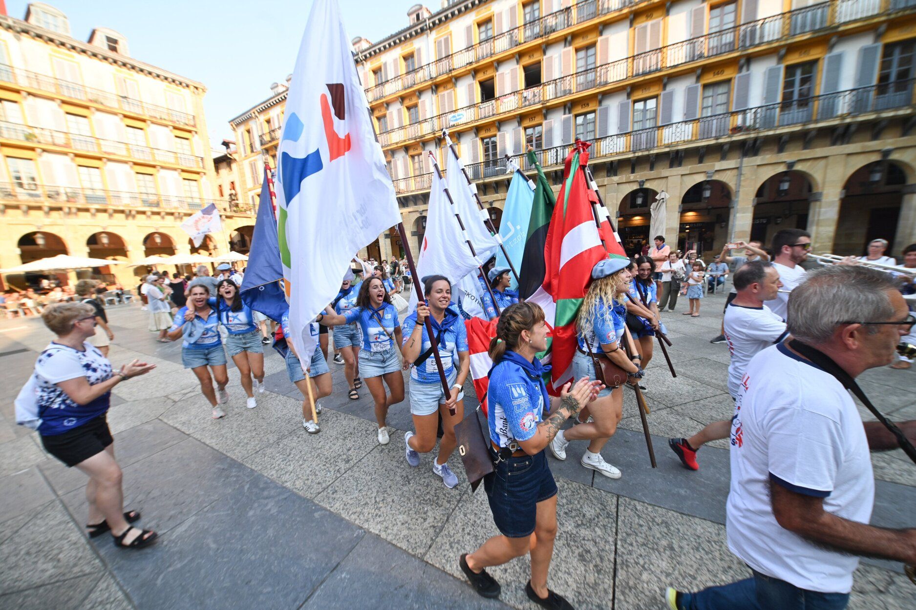 Donostia Arraun Lagunak exhibe sus banderas y la Liga Euskotren